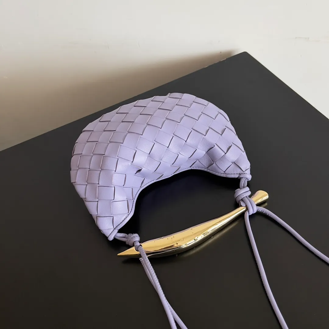 Batch of 1260 BV Mini Sardine is coming‼ ️Super high-end, stainless steel hardware + 24k real gold plating process, fish scales (concave and convex positions) are the finishing touch, the sardine bag that can be carried cross-body is completely beautiful to the heart. The metal element handle and the weaving are perfectly combined to completely integrate the artistic sense and elegance and fashion. It is really like a work of art🏺The large size is elegant, the small size is exquisite and cute, a must-have item for fashionistas, and the details are perfectly reproduced. Style number: 744267 Size 20*12*2.5